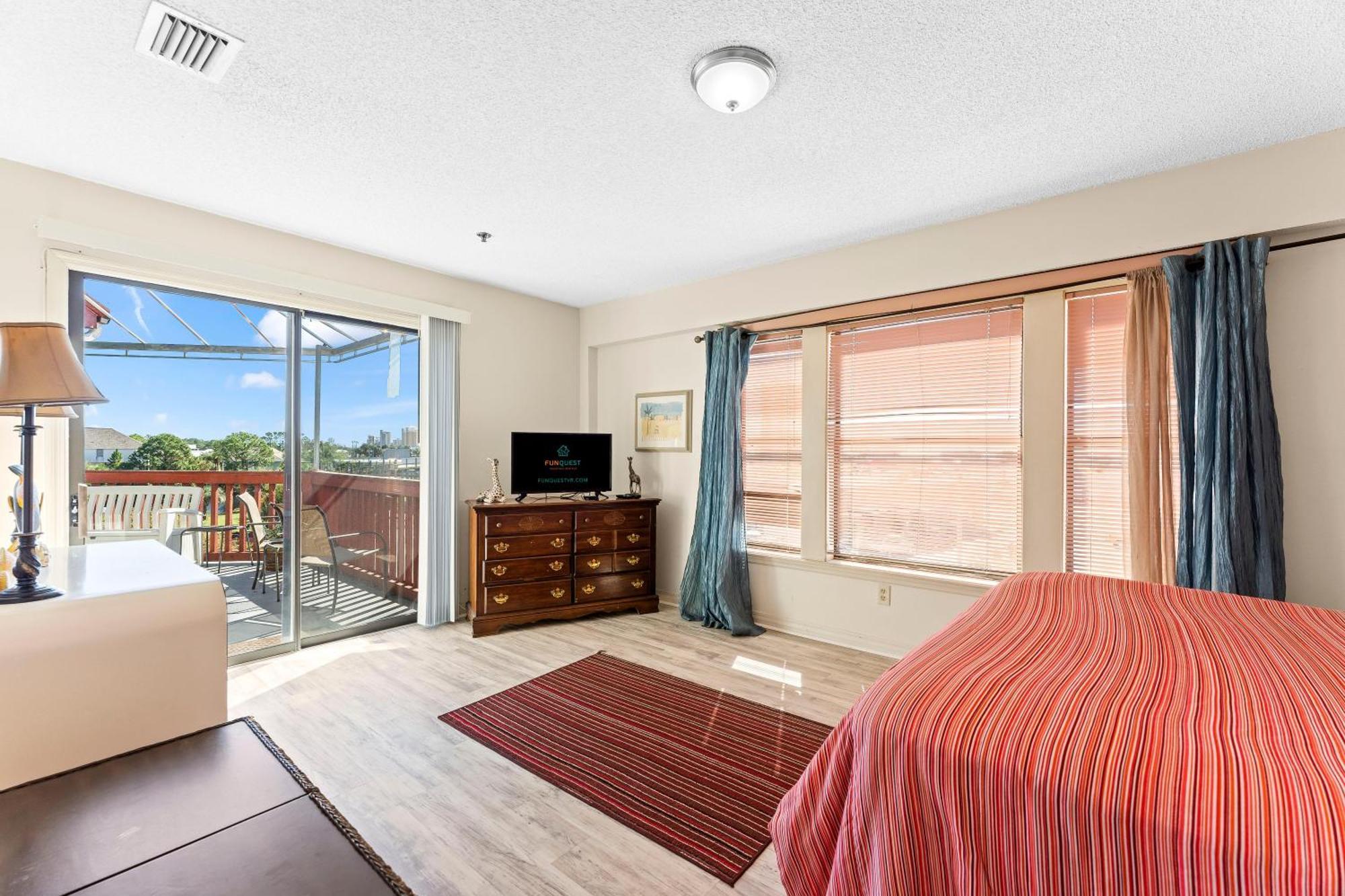 Apartment 1302b St Thomas Square *